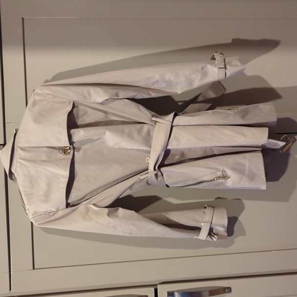 Michael Kors tan trench coat short. Size medium. - Picture 6 of 7